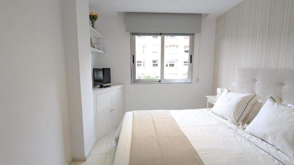 Postel nebo postele na pokoji v ubytování DFLAT Escultor Madrid Apartments