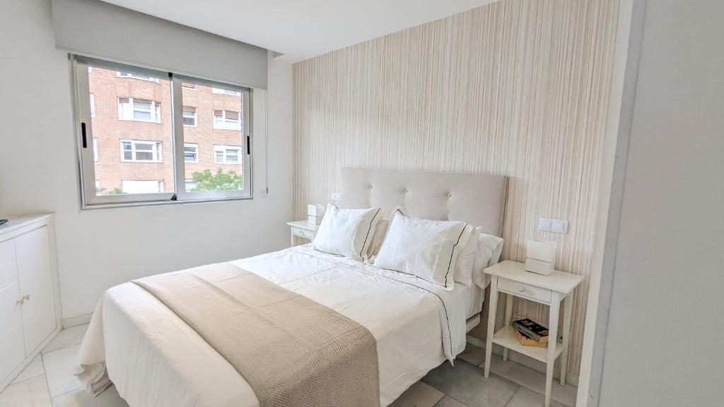 Postel nebo postele na pokoji v ubytování DFLAT Escultor Madrid Apartments
