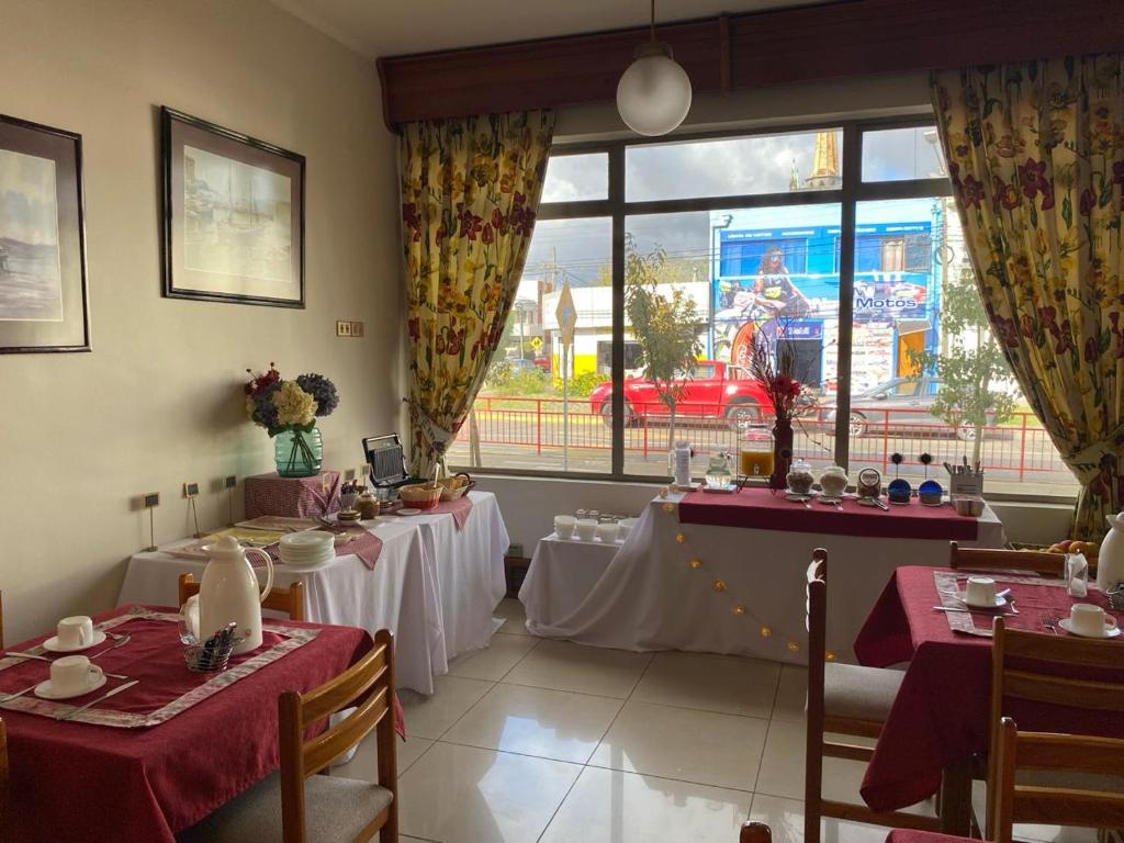 Un restaurante o sitio para comer en Hotel Libertador Bernardo O´Higgins