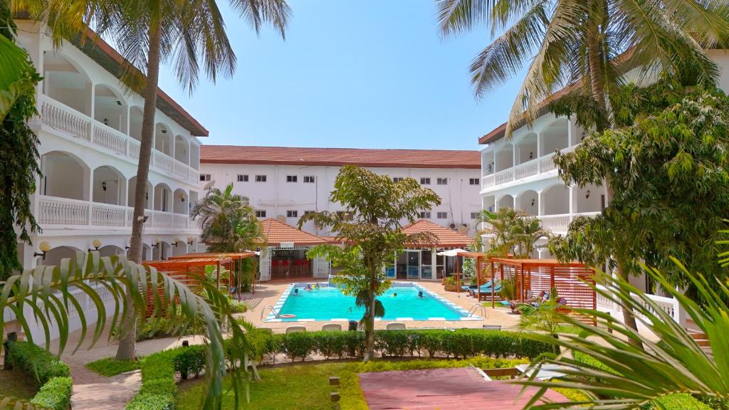 una imagen del patio de un hotel con piscina en Sarges Hotel en Sere Kunda