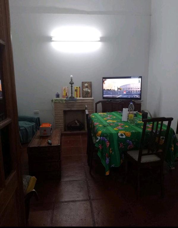 uma sala de estar com uma mesa e uma televisão em Rivadavia em Pérez