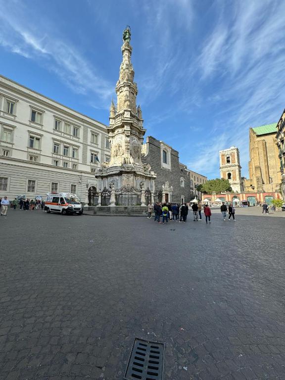 un monumento in mezzo a una strada con un edificio di Super Nice Studio Flat a Napoli