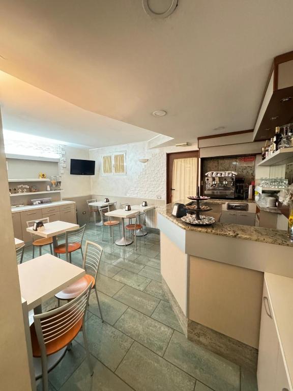 Kuchyň nebo kuchyňský kout v ubytování Hotel Le Querce