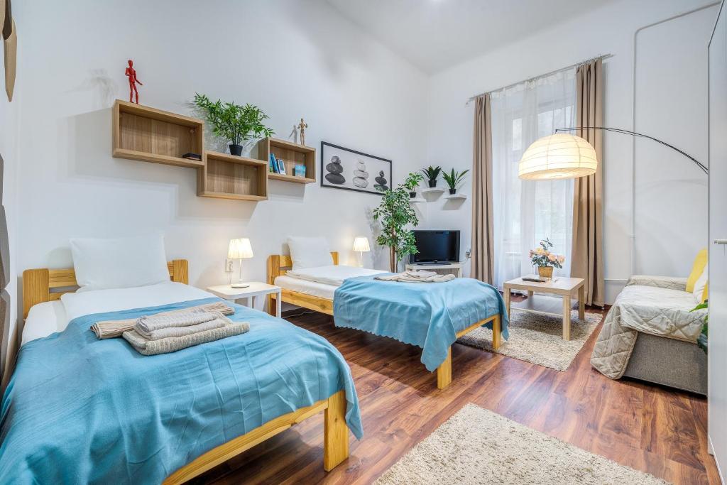 ブダペストにあるDiamond Residence - BimBam Bajzaのリビングルーム(ベッド2台、ソファ付)