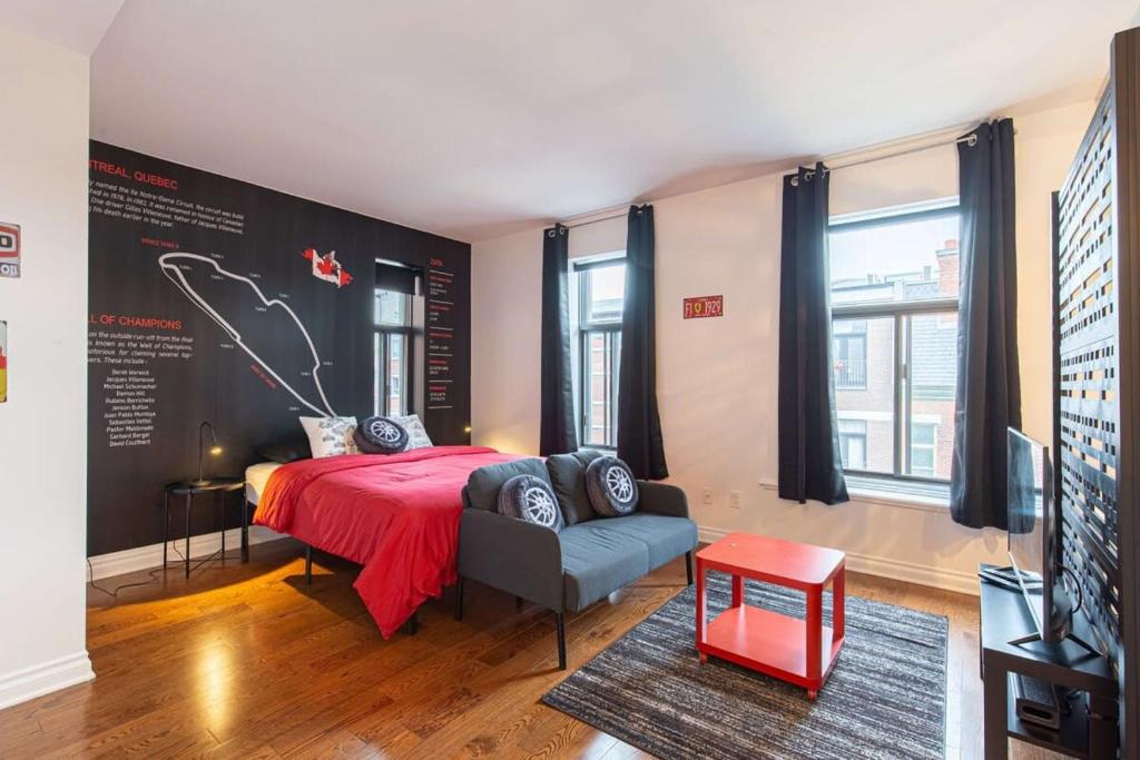 um quarto com uma cama e um cobertor vermelho em The Grand Prix Suite In the heart of MTL - M11 Rentals em Montreal