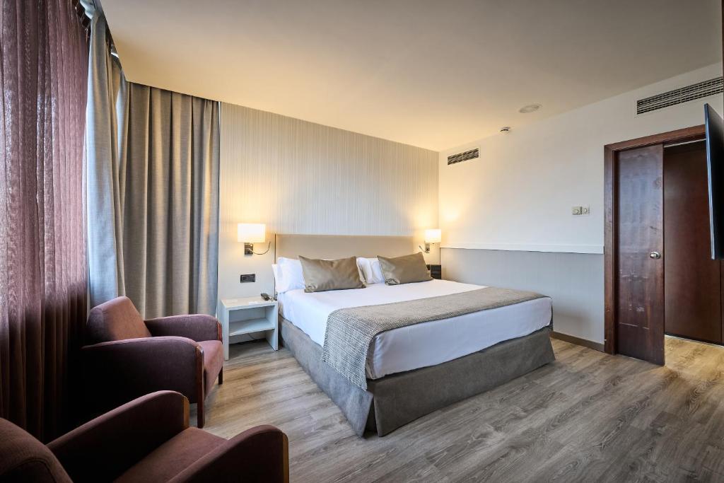 萨瓦德尔加泰罗尼亚维尔迪大酒店的一间酒店房间，里面有一张床和一把椅子