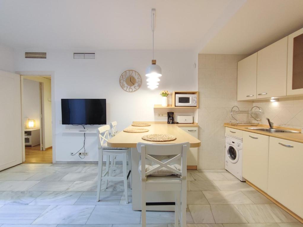 Kuchyň nebo kuchyňský kout v ubytování DFLAT Escultor Madrid Apartments