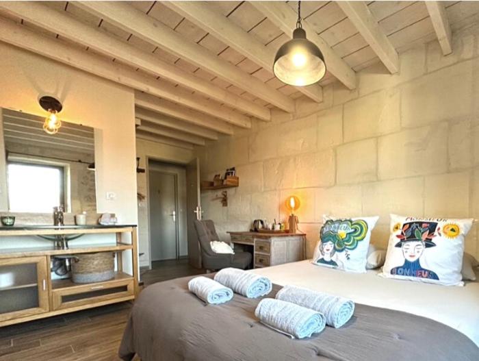 フォンヴィエイユにあるLes Maisons de Fontvieilleの大きなベッドと枕のある寝室