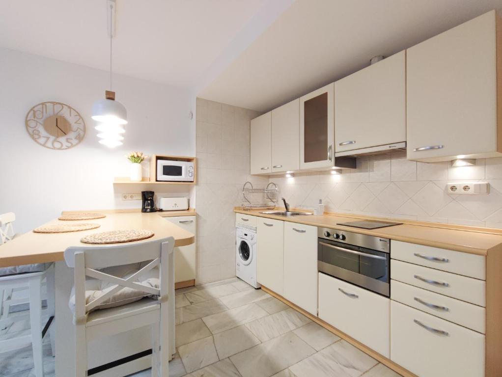 Kuchyň nebo kuchyňský kout v ubytování DFLAT Escultor Madrid Apartments