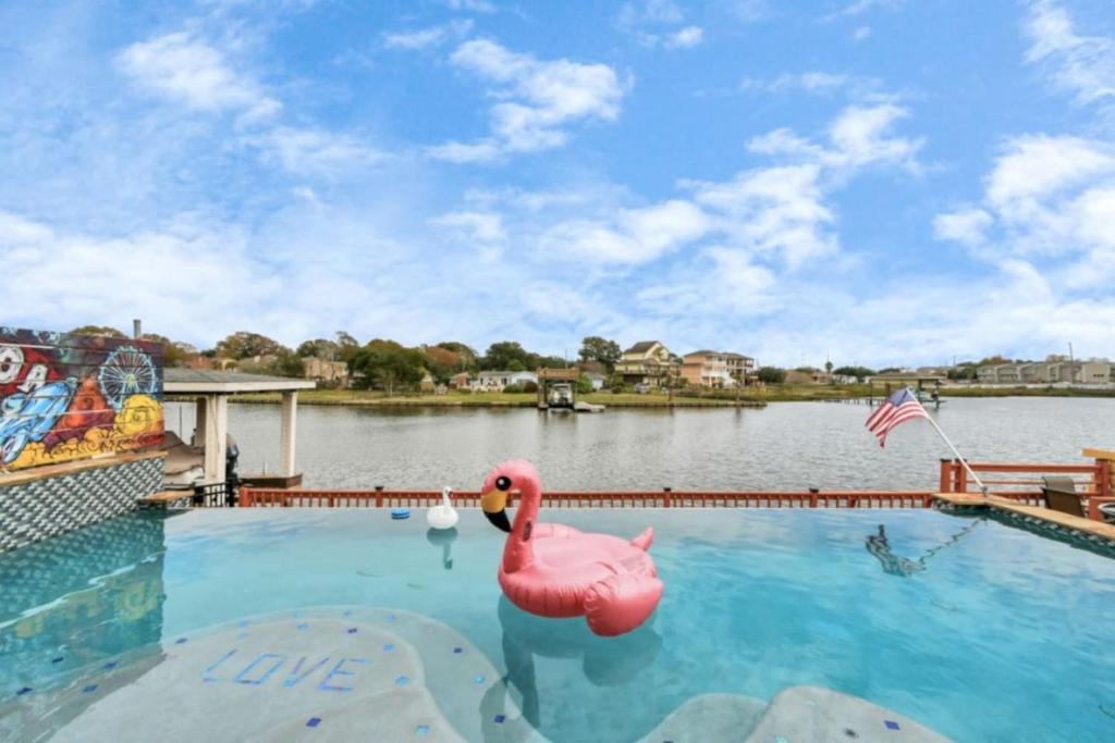 Πισίνα στο ή κοντά στο Waterfront NASA Heated Pool and Ultimate Game Room