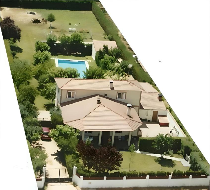uma vista aérea de uma casa com um quintal em La Zanja em Villabáñez