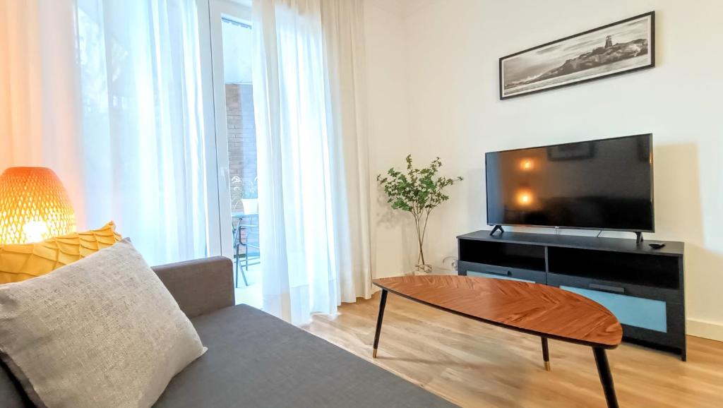 TV a/nebo společenská místnost v ubytování DFLAT Escultor Madrid Apartments
