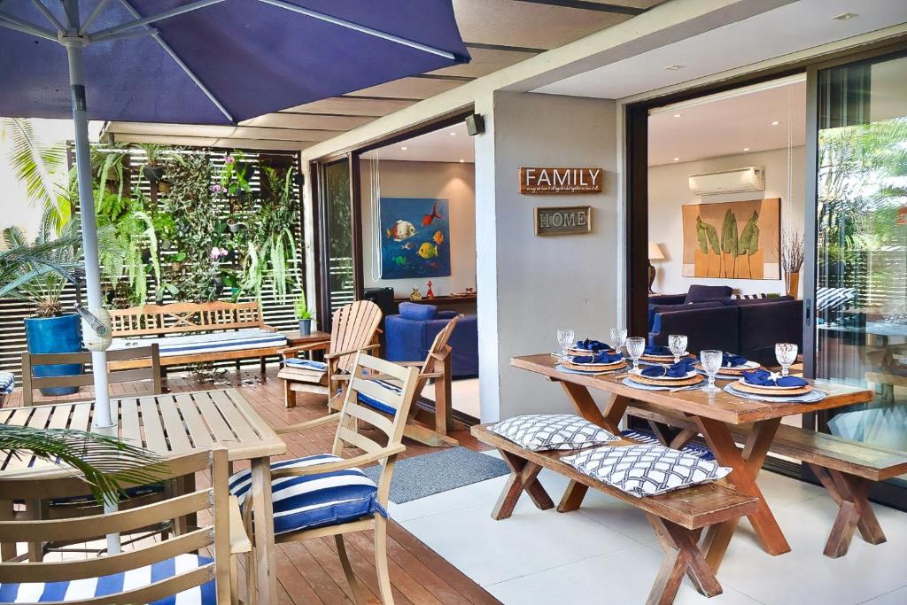 Condomínio Quinta de Juquehy - Prime Experience في جوكاي: غرفة طعام مع طاولة وكراسي ومظلة