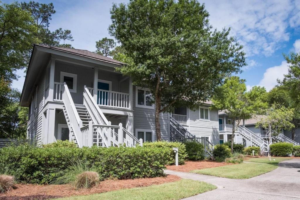 una casa blanca con escaleras blancas delante en Teal Lake 2323 en North Myrtle Beach