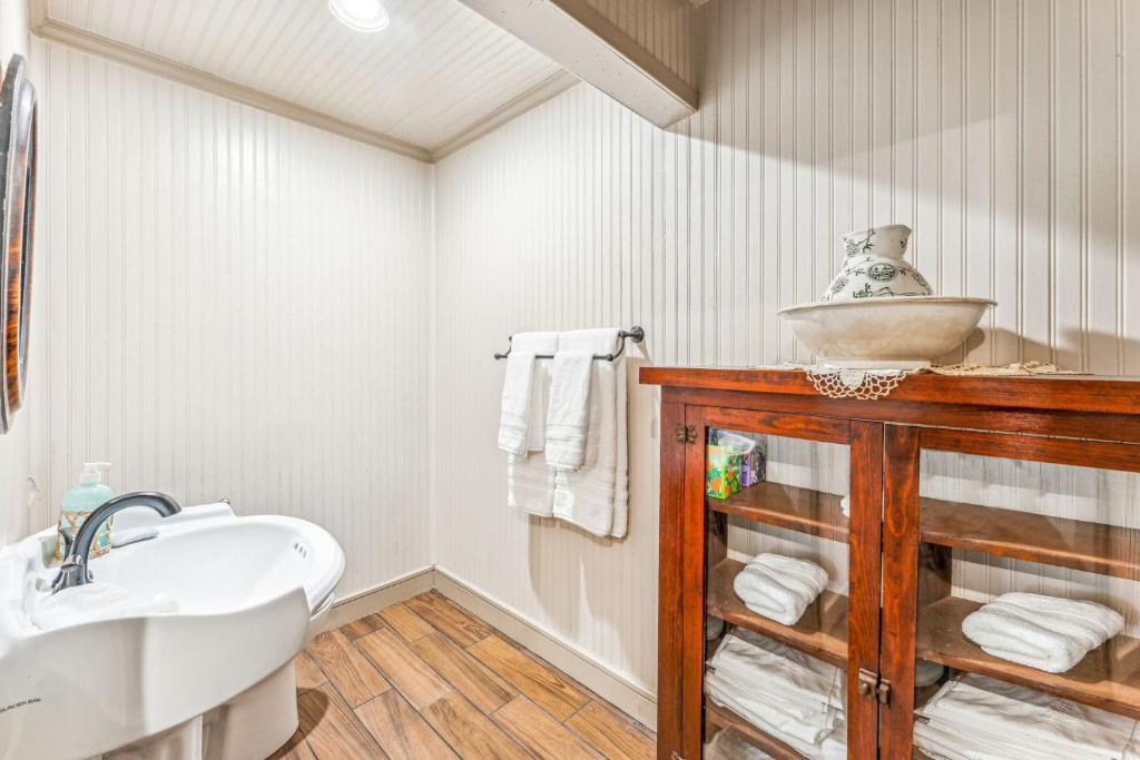 Bagno di Captain James Beech House