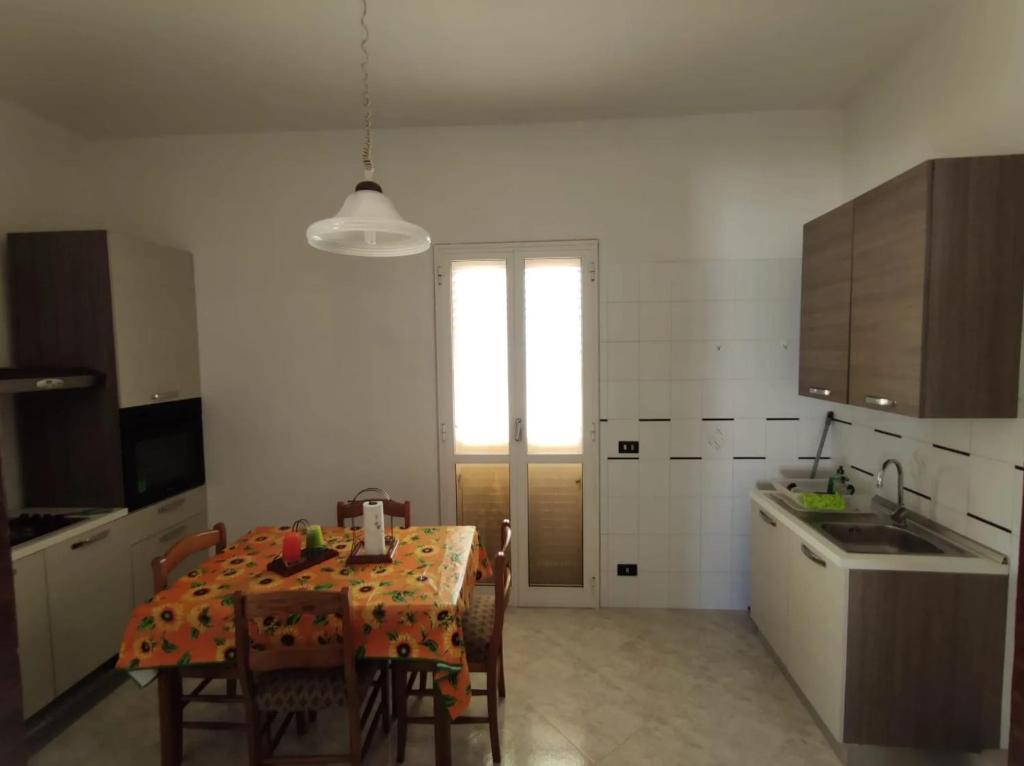 Kuchyň nebo kuchyňský kout v ubytování 3 bedrooms apartement with garden and wifi at Fasano 8 km away from the beach