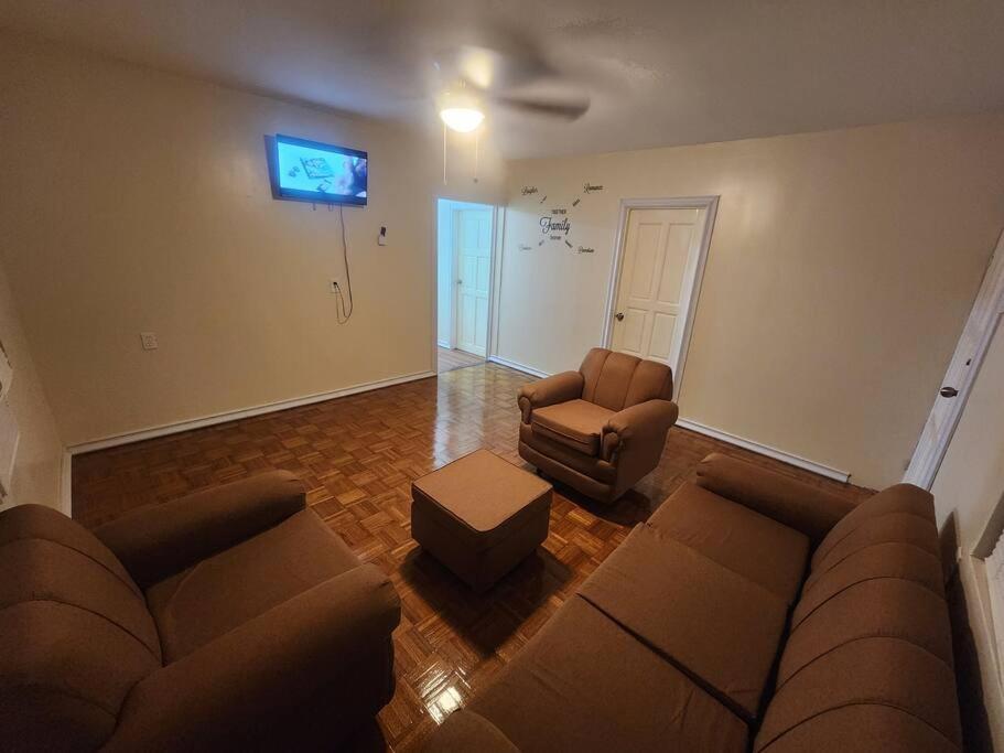 sala de estar con sofá y silla en Casa Seabreeze, en Corozal