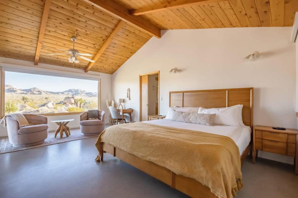 Ένα ή περισσότερα κρεβάτια σε δωμάτιο στο Park Place - Closest Cabin To Joshua Tree Park