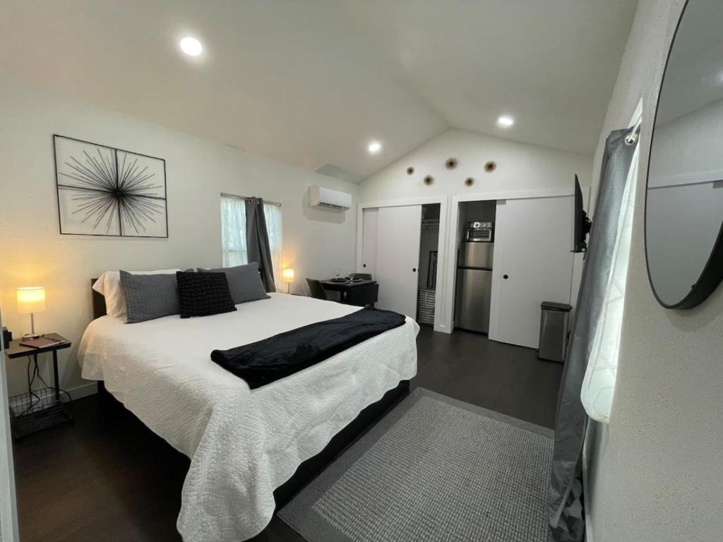 una camera da letto con un letto grande in una stanza di Chic lux Grand Central suite a St Petersburg