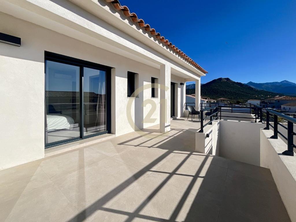 - un balcon avec vue dans l'établissement Villa les Marines de Palasca, à Palasca