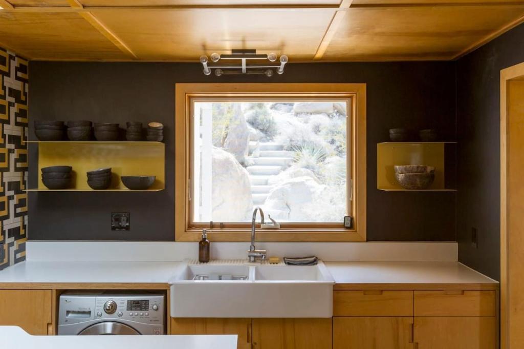 Kuchyň nebo kuchyňský kout v ubytování Andrea Zittel's Joshua Tree Home A Z West House