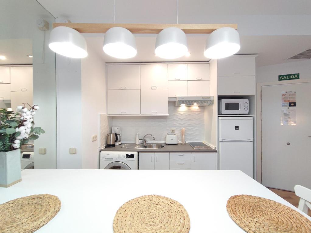 Kuchyň nebo kuchyňský kout v ubytování DFLAT Escultor Madrid Apartments