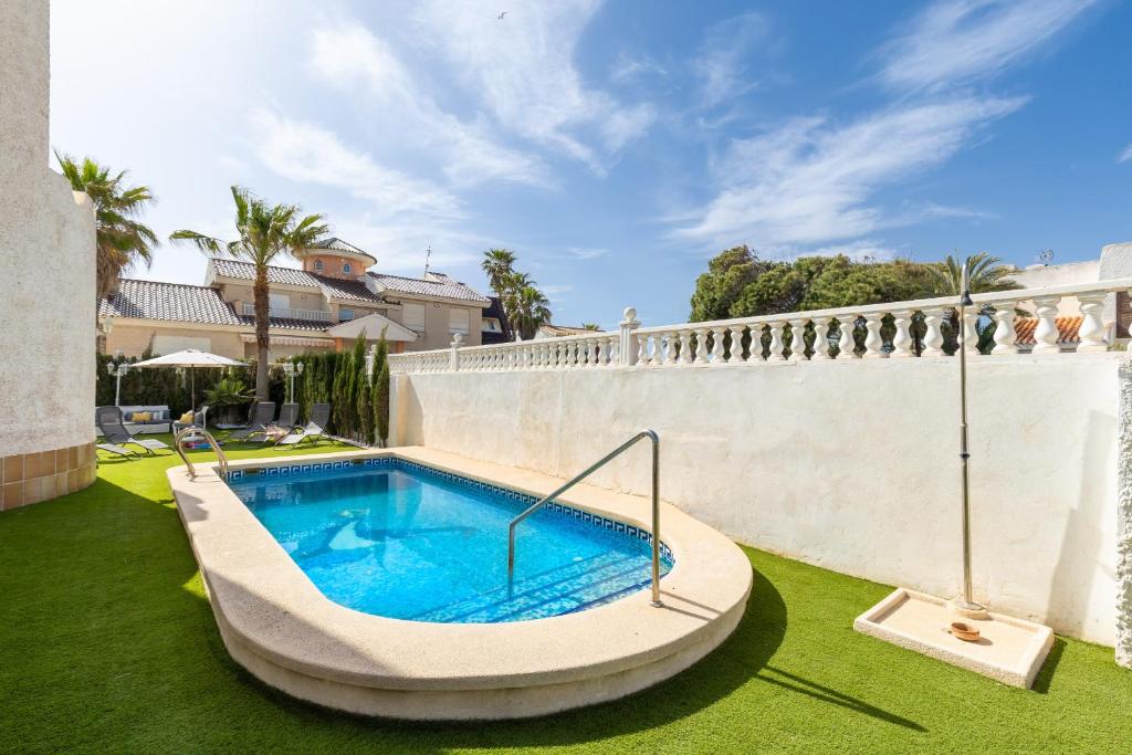 una piscina en el césped de una casa en Dreamscape Retreat by Fidalsa, en La Manga del Mar Menor