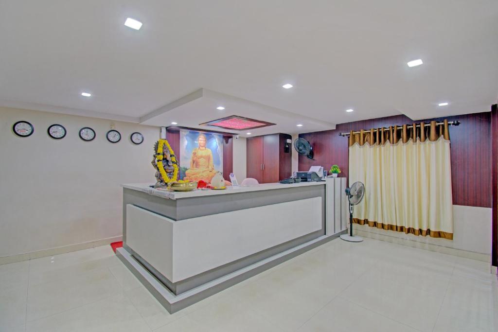 Pokój z blatem z blatem w obiekcie Super OYO Flagship 80823 Hotel Sitara Grand w mieście Visakhapatnam