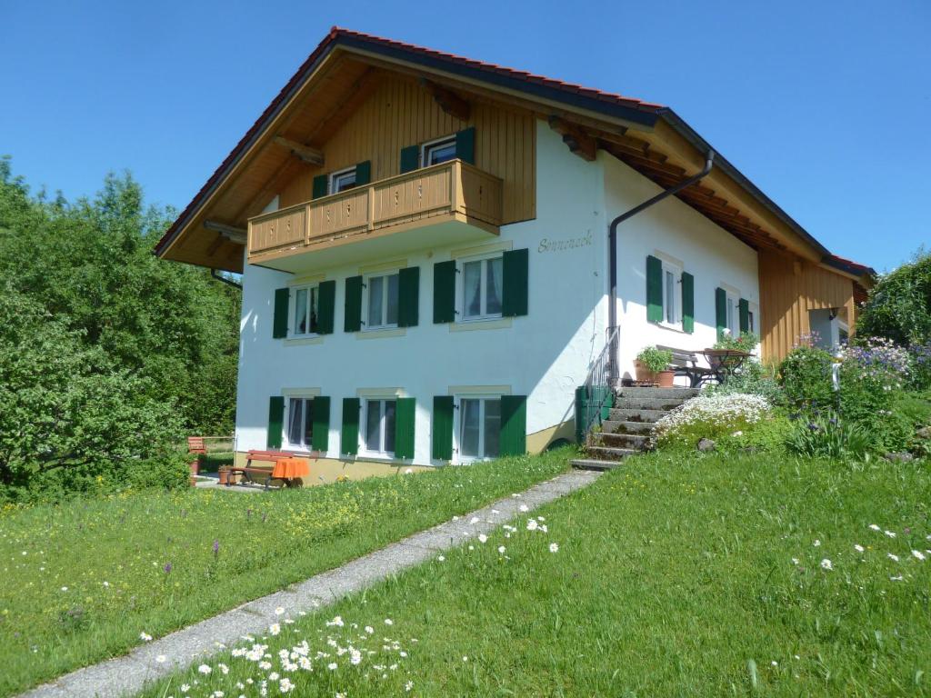una casa con un balcón en el lateral. en Ferienwohnung Hörnle en Bad Kohlgrub