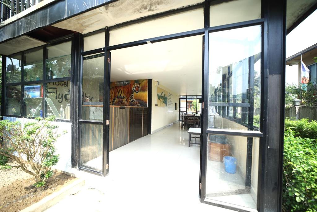 Foto dalla galleria di Hotel Flycatcher Chitwan- A jungle Safari Home a Sauraha