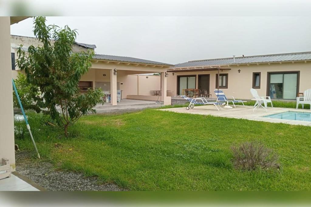 a house with a yard with a swimming pool at Complejo en El Encon: ¡Disfruta de la Naturaleza y la Comodidad a Solo Minutos de Salta in Salta