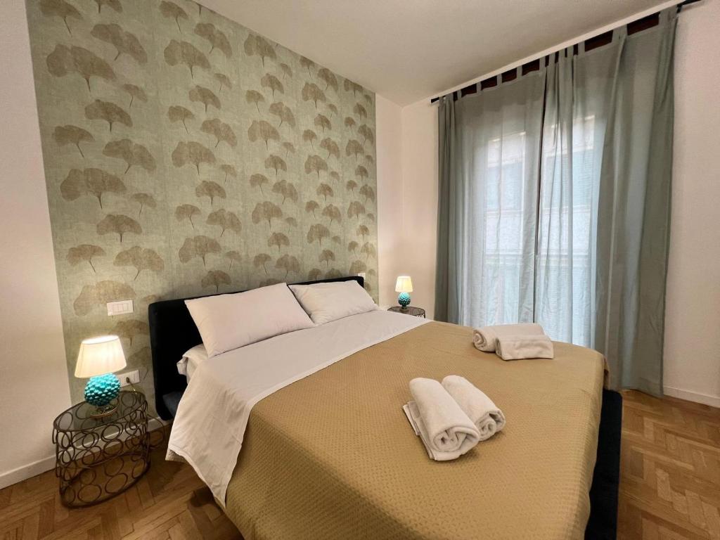a bedroom with a large bed with towels on it at Frame of Verona Apartments in Verona