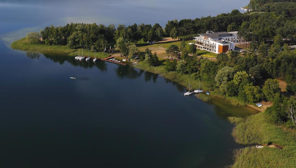 - une vue aérienne sur une rivière avec des bateaux dans l'établissement Hotel Moran & SPA, à Powidz