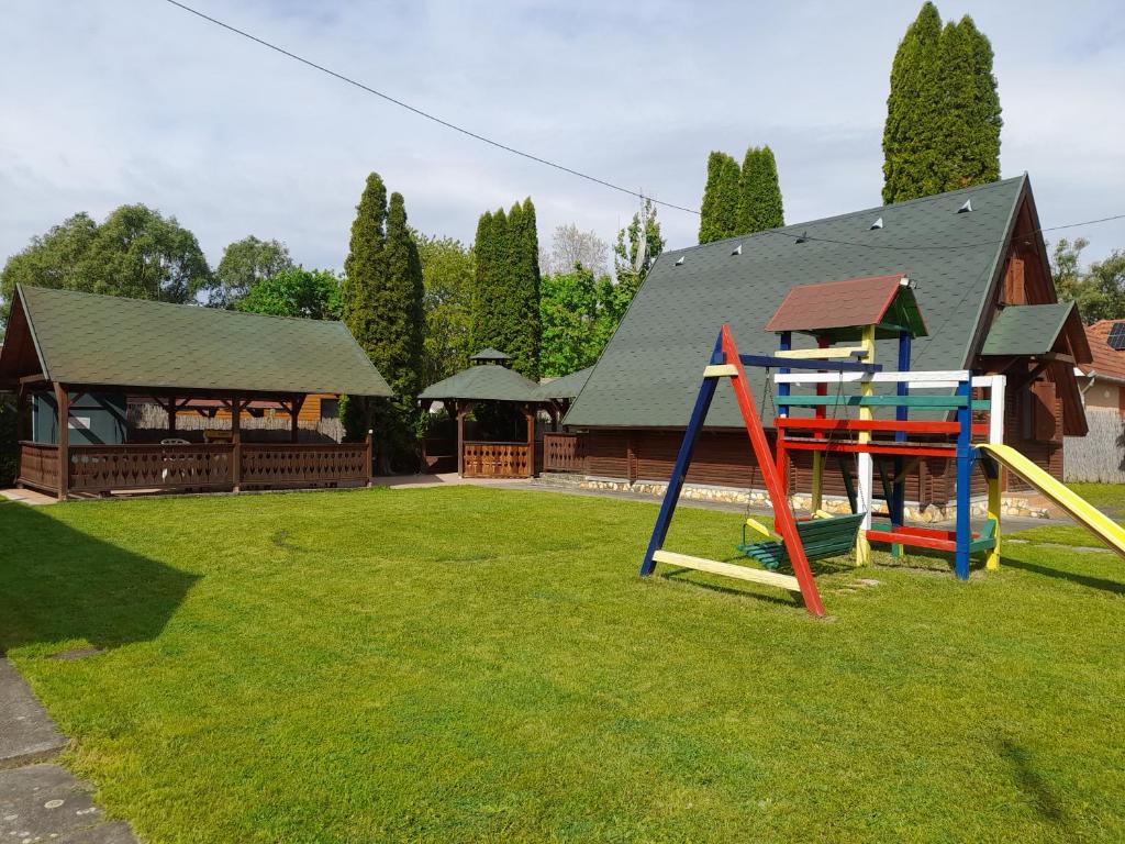 Herní místnost nebo prostor pro děti v ubytování Őzike Apartmanházak