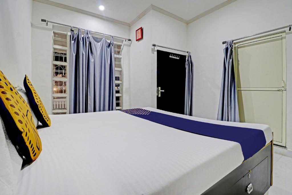 a bedroom with a large bed and a closet at SPOT ON Amer Inn in Kharka