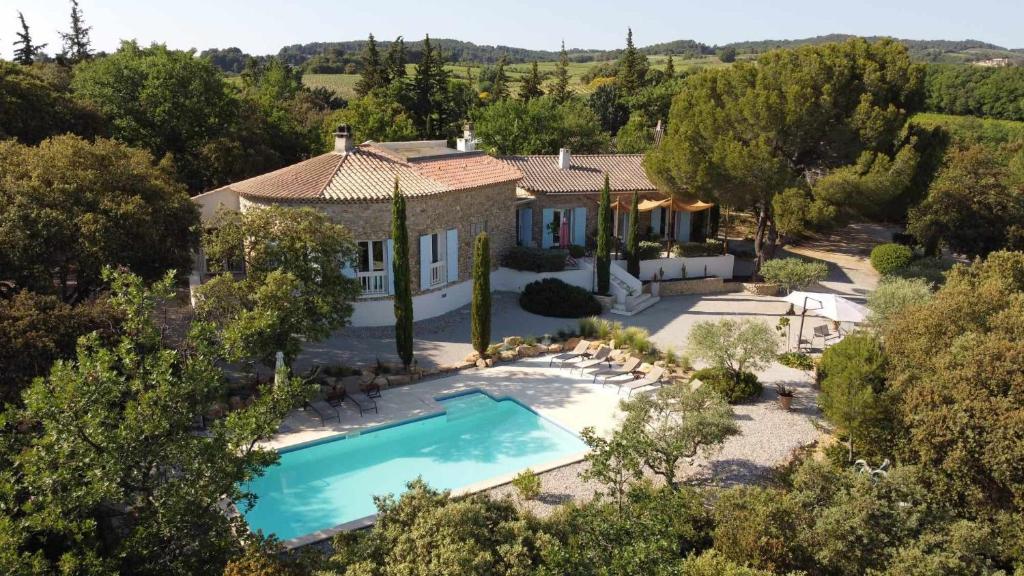 uma vista aérea de uma casa com piscina em LA FONTAINE AU LOUP em Saint-Maurice-sur-Eygues