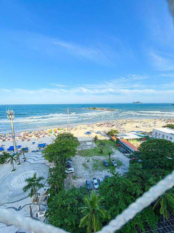 a view of a beach with a resort and the ocean at Apto vista mar em Pitangueiras, Guarujá in Guarujá