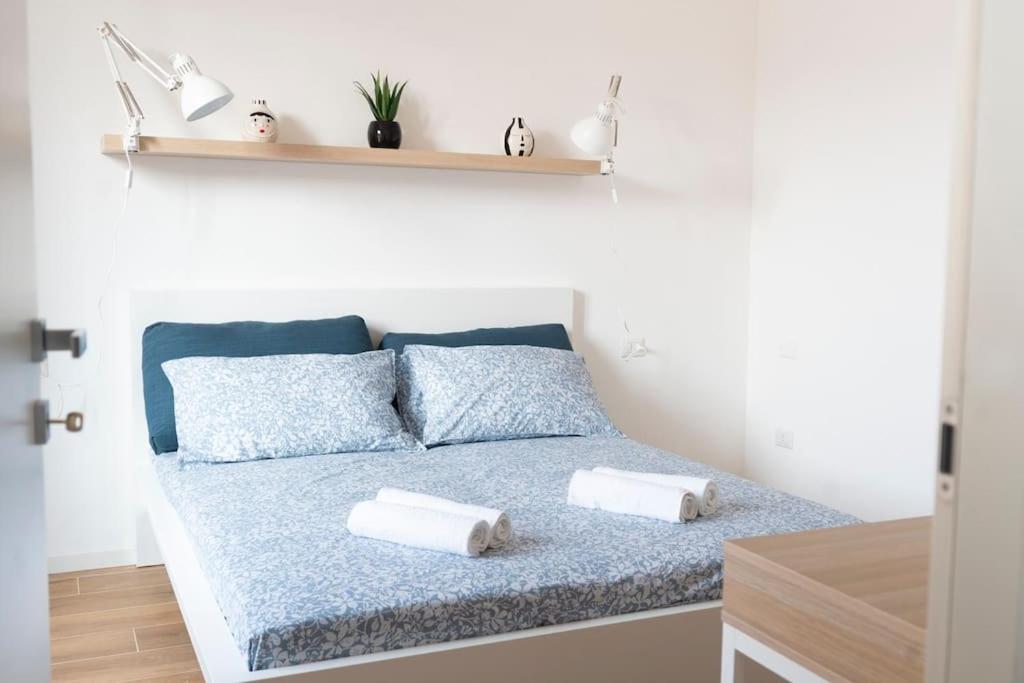 een bed met twee kussens in een kamer bij LO3 • [Navigli] Chic Apartment • in Milaan