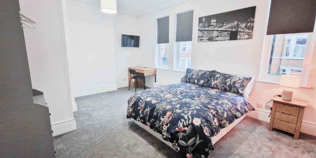 Tempat tidur dalam kamar di Spacious Room in Modern House near Nottingham