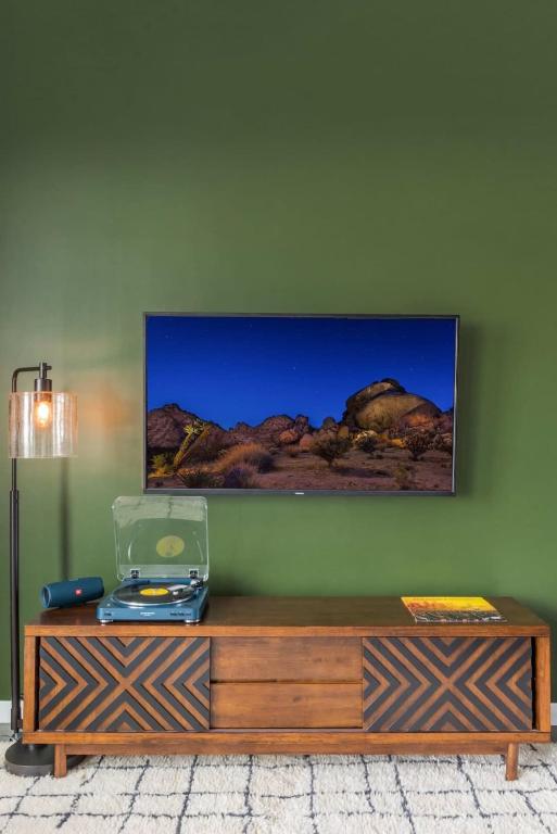 Televiisor ja/või meelelahutuskeskus majutusasutuses Estrella Perdida - Joshua Tree Off-Grid Soaking Tub