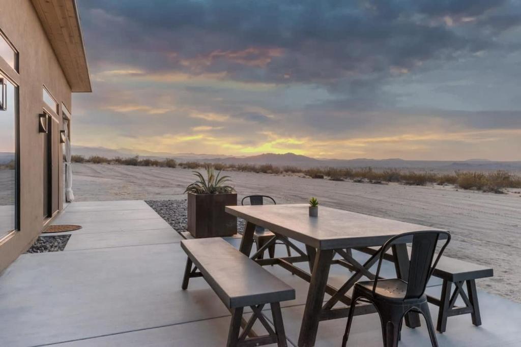Rõdu või terrass majutusasutuses Estrella Perdida - Joshua Tree Off-Grid Soaking Tub