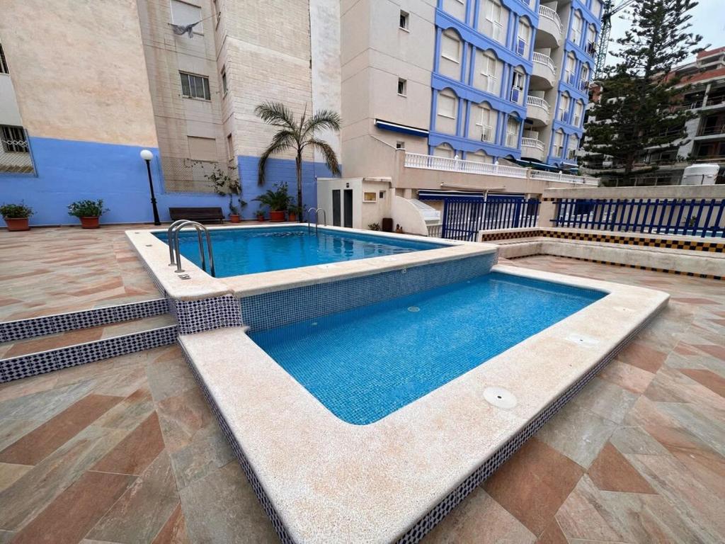 Bazén v ubytování Welcoming seafront apartment Tv15 nebo v jeho okolí