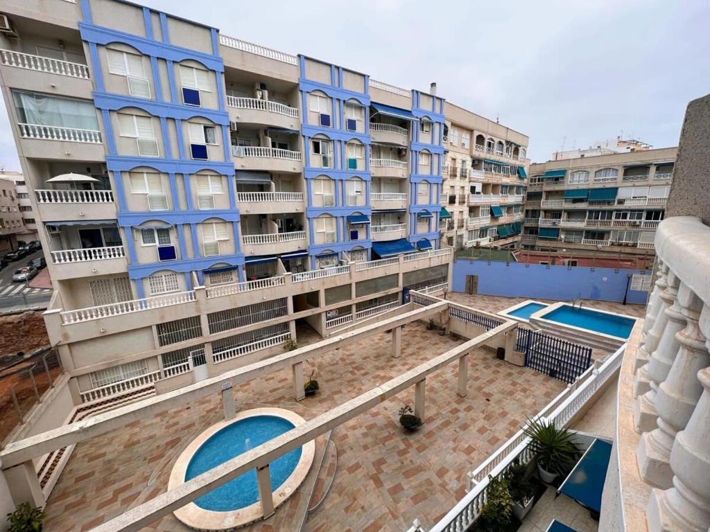 Bazén v ubytování Welcoming seafront apartment Tv15 nebo v jeho okolí
