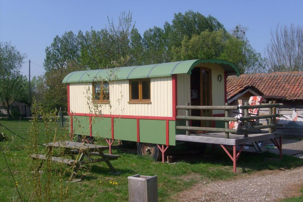 a tiny house on display in a yard at Les Roulottes du Petit Brimeux in Brimeux