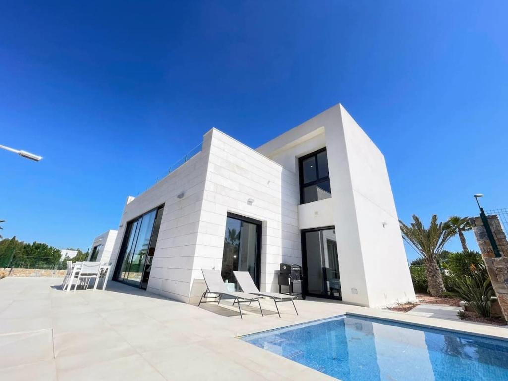 Kolam renang di atau dekat dengan Modern 4 Bed Villa with Pool LC4