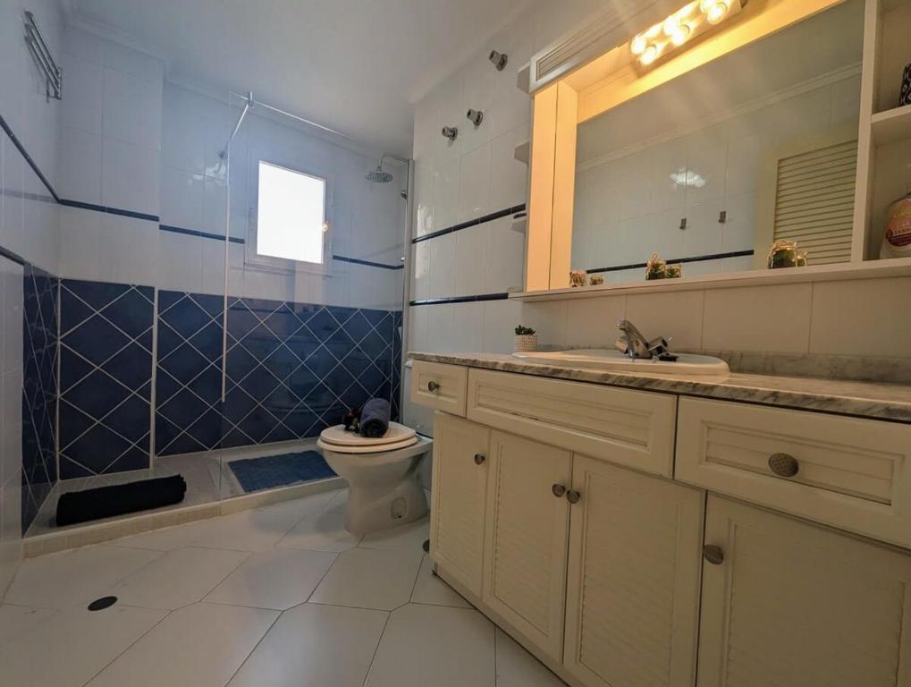 Koupelna v ubytování Traditional Two Bed Apart In Torrevieja TV18