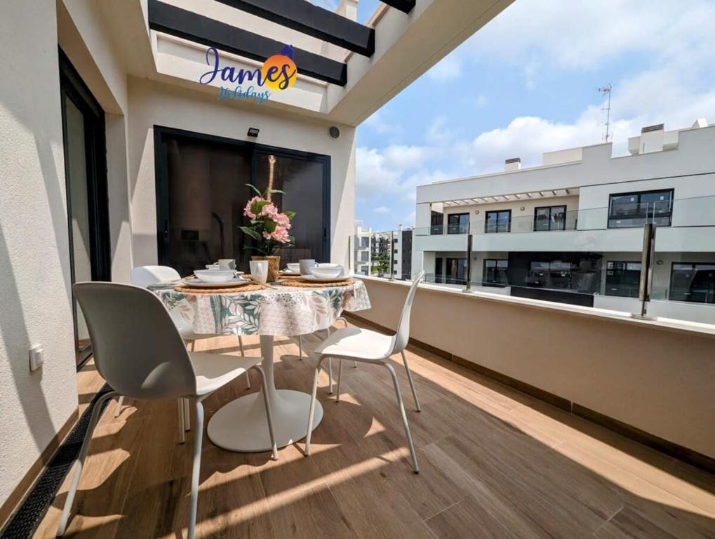 - Balcón con mesa y sillas en un edificio en Penthouse with Com Pool Villamartin Golf VM36, en San Miguel de Salinas