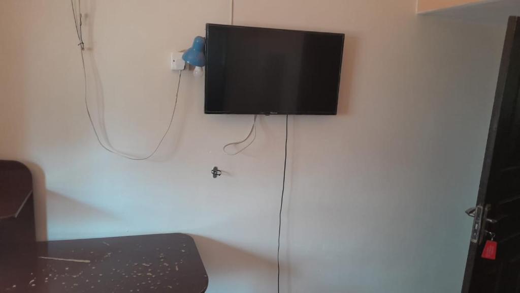 金賈的住宿－Meral inn Jinja，挂在墙上的平面电视