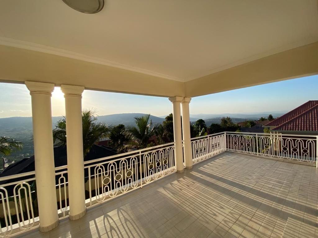 Un balcon sau o terasă la Rebero luxury Apartment HONORE RWANDA