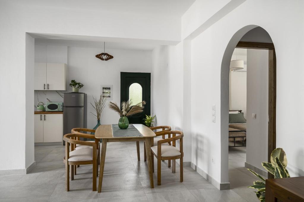 een keuken en eetkamer met een tafel en stoelen bij Conte Marco in Mesongi